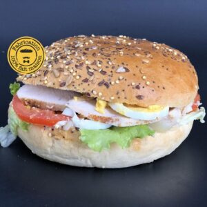 BAGNAT salade, tomate, oeuf, mayo, Poulet rôti